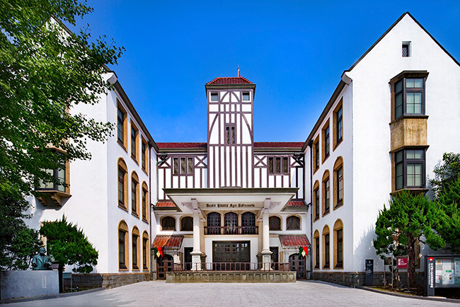 早稲田大学坪内博士記念演劇博物館